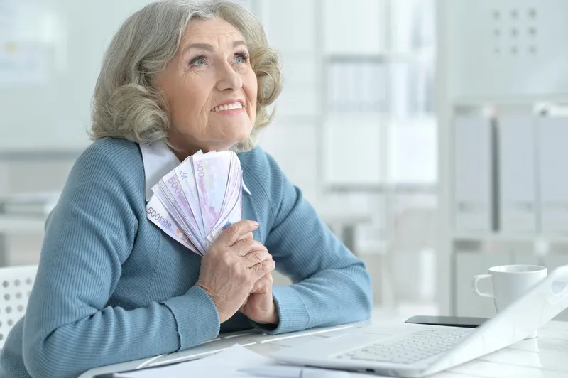 Pensionară care str&acirc;nge bani - Foto: Freepik (Imagine cu rol ilustrativ)
