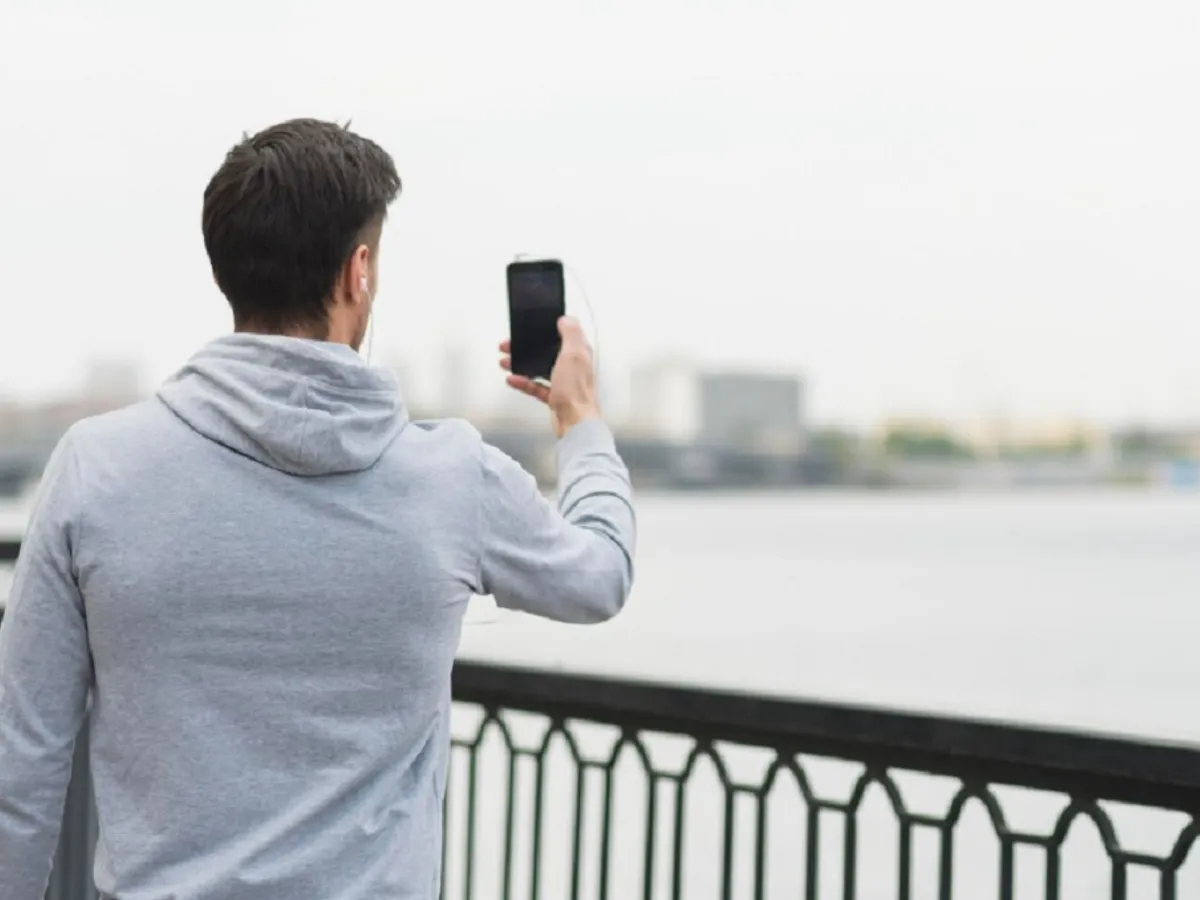 Un tânăr face poze cu telefonul - Foto: freepik (rol ilustrativ)