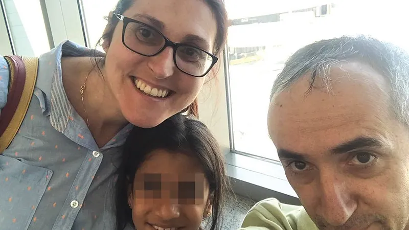 INTOXICARE Sorina Săcărin și familia ei adoptivă au fost folosiți de Antena 3 și RTV, precum și de Coaliția PSD-ALDE pentru a manipula opinia publică, vorbind despre „republica procurorilor“ și despre „americanii care ne iau copiii“