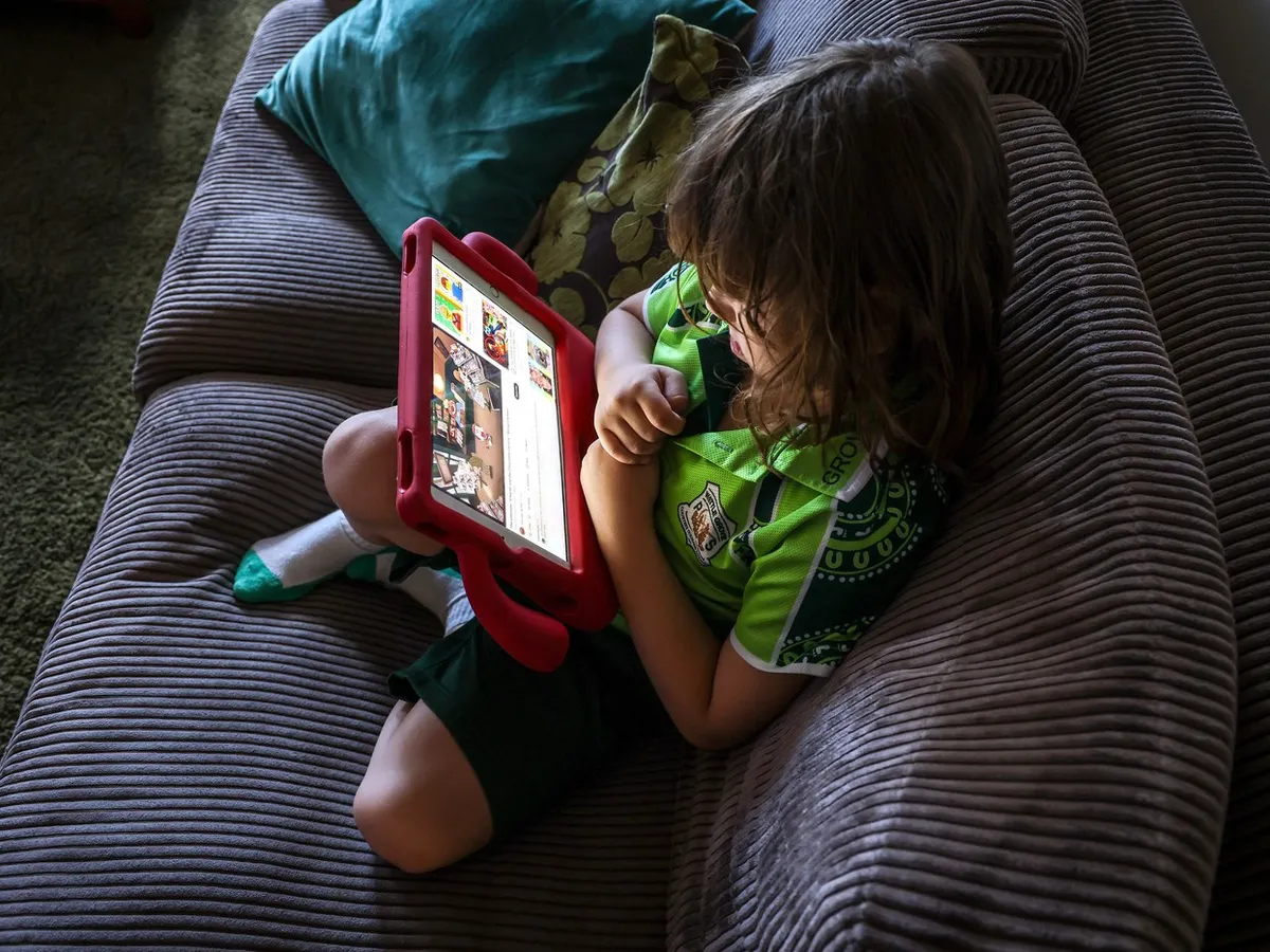 Copil pe tabletă  - Foto: Profimedia images