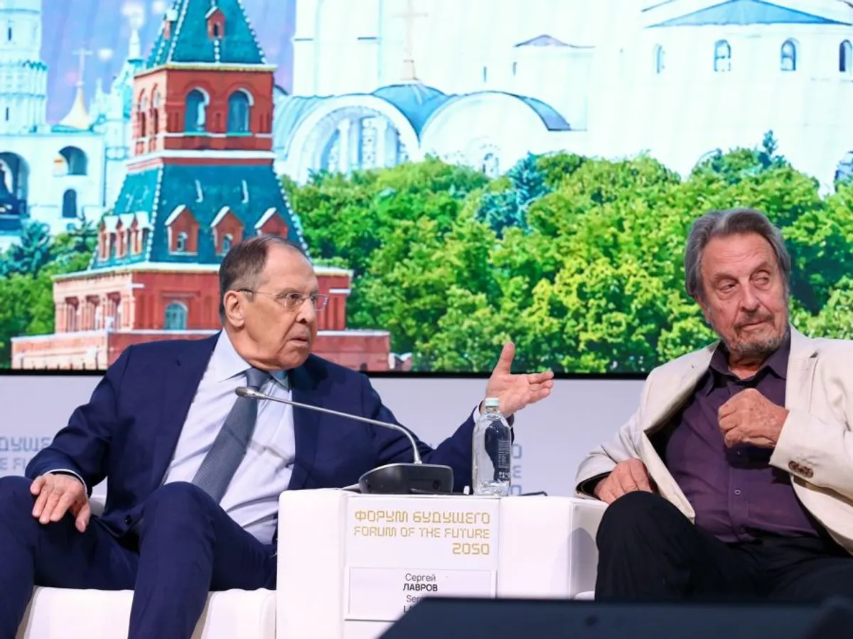 Errol Musk, tatăl lui Elon Musk, discutând relaxat cu Serghei Lavrov, şeful diplomaţiei ruse - Foto. Profimedia Images