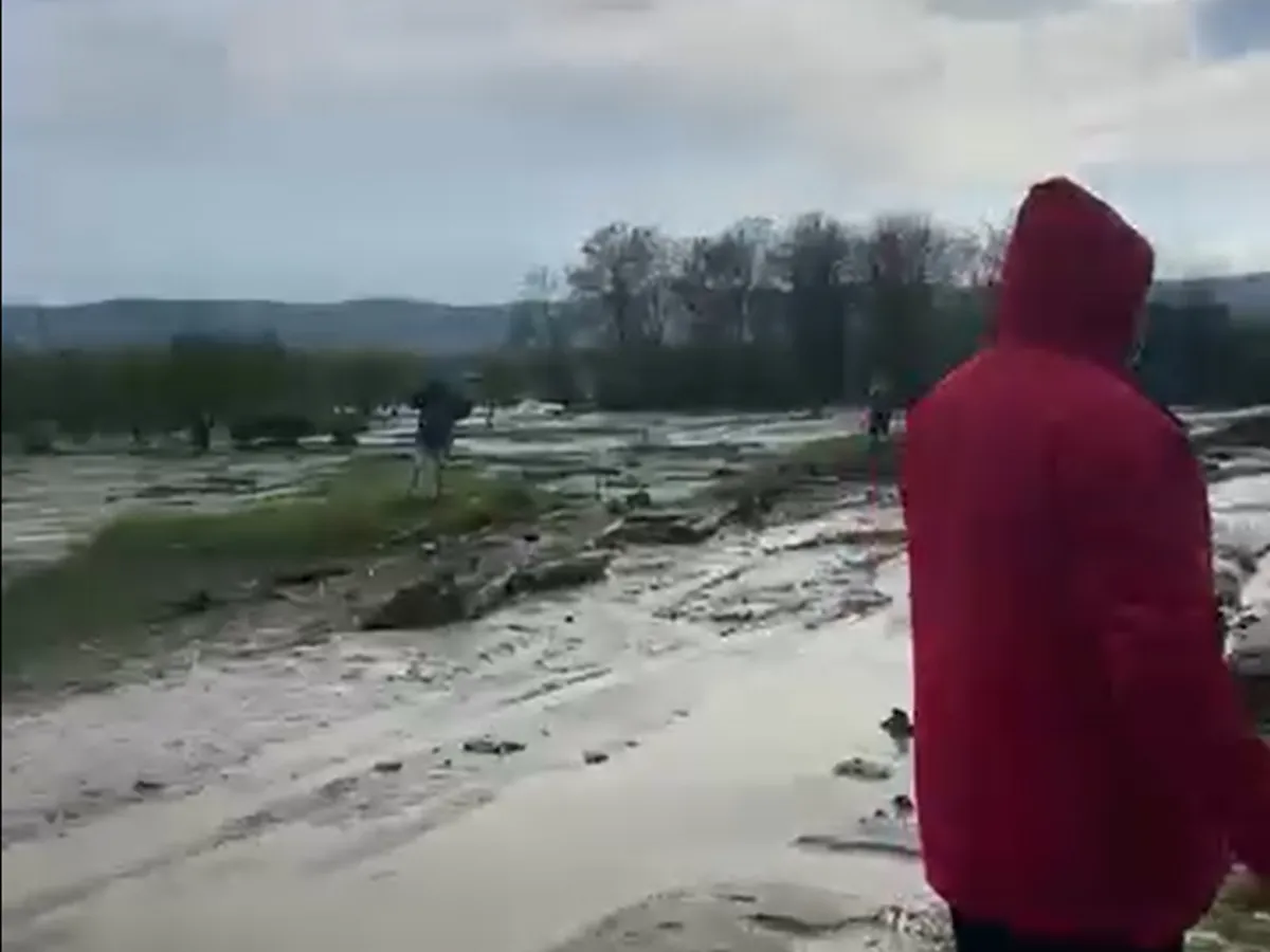 Video: viitură puternică în Buzău: drum blocat și gospodării afectate în urma ploilor torențiale - FOTO: captura video (imagine cu rol ilustrativ)