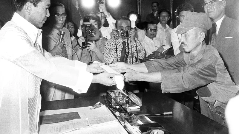 Onoda, în dreapta, își predă sabia de samurai președintelui filipinez Ferdinand E. Marcos,/foto: profimedia