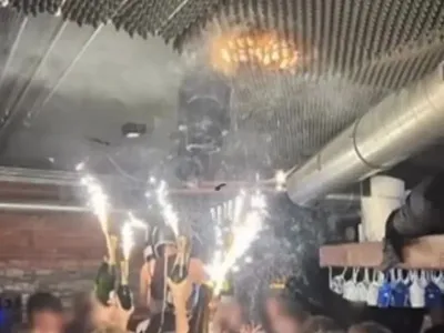 Copie la indigo după incendiul din Clubul Colectiv. Momentul în care artificiile fac să ia foc tavanul - Foto: Profimedia Images