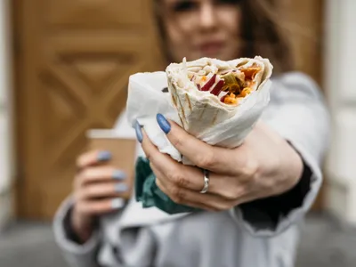 Cum să faci o shaorma arăbească de pui acasă. Va avea același gust ca în Orientul Mijlociu - Foto: Freepik (Imagine cu rol ilustrativ)