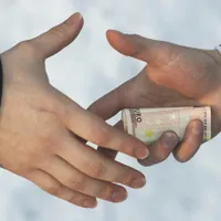 Două persoane au ajuns la „răcoare” după ce au luat mită 26 de mii de euro. Ce au făcut? - Foto: Arhiva / imagine cu rol ilustrativ