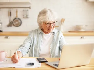 Ajutor la pensie pentru facturi. Ce trebuie să respecte pensionarii, pentru a beneficia de sprijin - Foto: Freepik (Imagine cu rol ilustrativ)