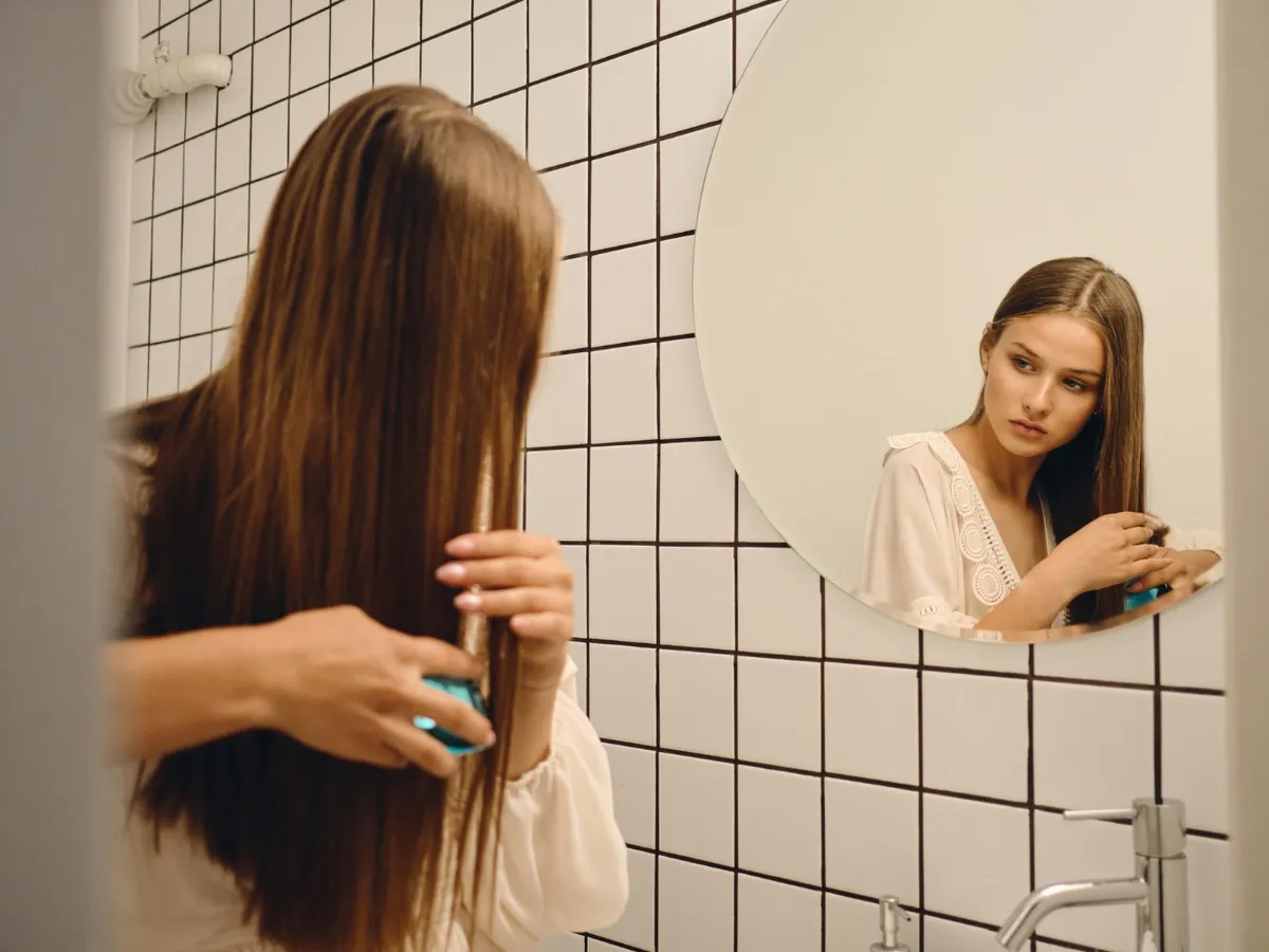 O femeie se uită în oglindă - Foto: Freepik (rol ilustrativ)