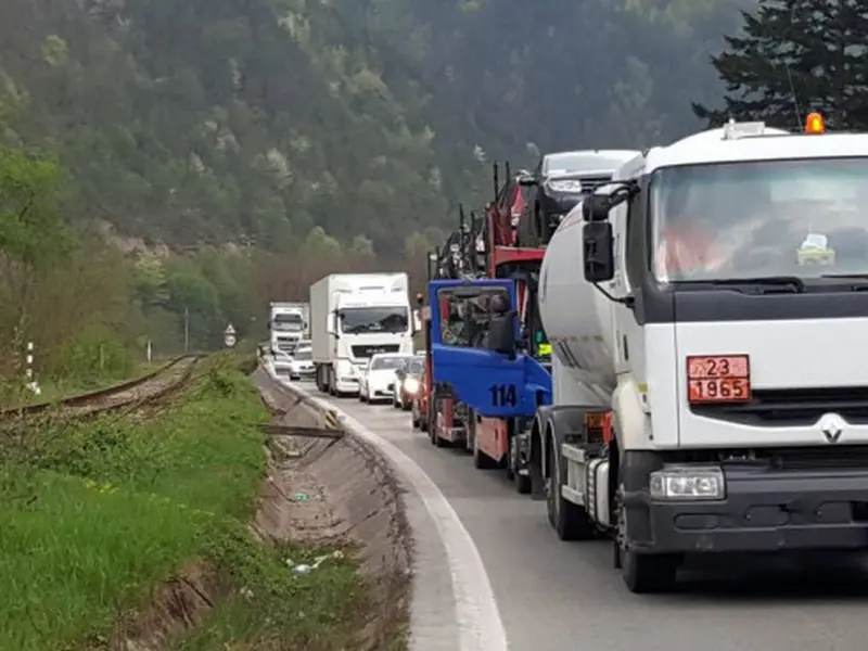 Haos pe DN1 Ploiești-Brașov, din cauza închiderii Văii Oltului. TIR-urile grele pot circula din nou - Foto: bzb.ro - Imagine cu rol ilustrativ