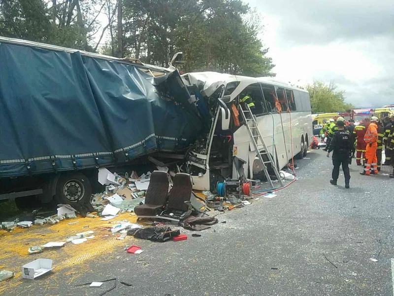 Un autocar s-a înfipt cu 100 km/h într-un TIR românesc oprit pe autostradă în Slovacia - Foto: Facebook/Hasičský a záchranný zbor