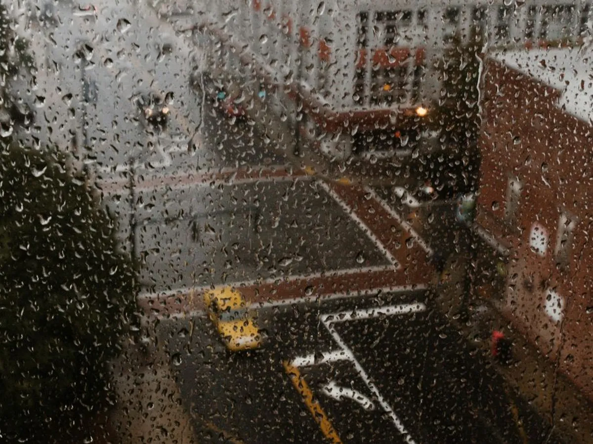 Intersecţie dintr-un oraş, văzută prin geamul plouat, pe furtună - Foto: Pexels/Andrew Neel