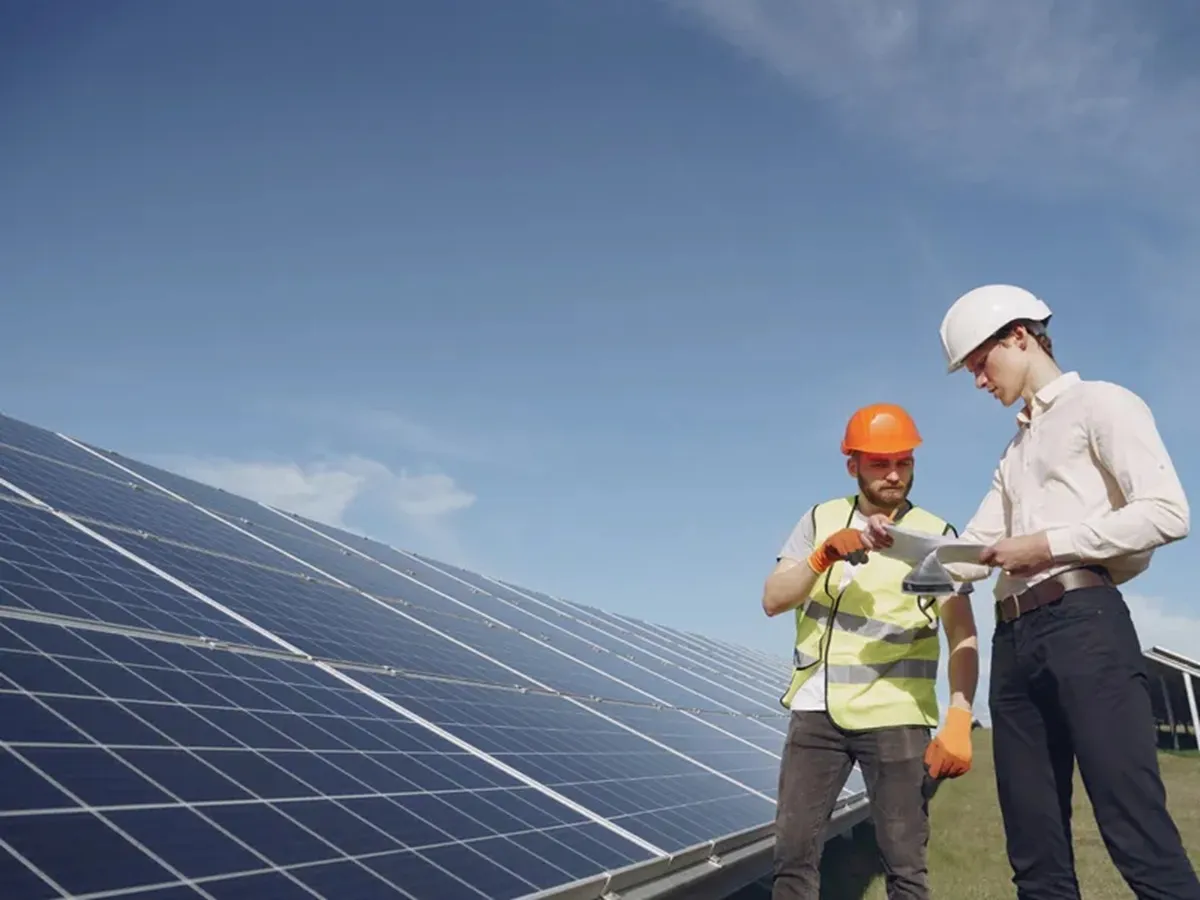 Cât costă să-ți pui panouri fotovoltaice fără bani de la stat? Bateria e scumpă, o poți monta după - Foto: Freepik (Imagine cu rol ilustrativ)