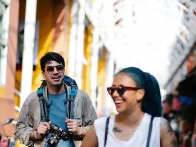 Turiști veseli care se plimbă printr-o piață  - Foto: Pexels (Imagine cu rol ilustrativ)