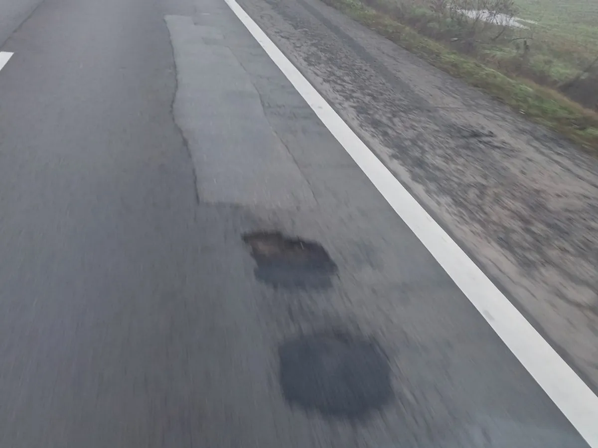 Autostrada București – Pitești, ca după bombardament - Foto: Facebook / România Fără Gropi