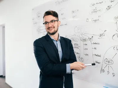 Profesor - Foto: Magnific.com (Imagine cu rol ilustrativ)
