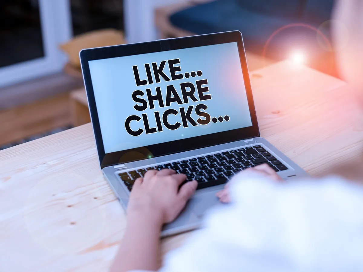 Veste proastă, pentru bloggeri și site-uri! Facebook elimină plug-in-urile pentru „Like” și „Share”