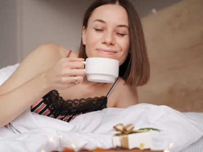 O femeie care bea cafea dimineața - Foto: Magnific.com (Imagine cu rol ilustrativ)