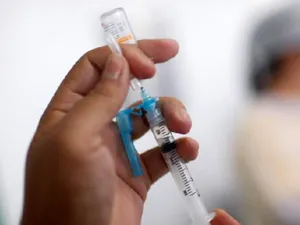 Un adolescent de 16 ani şi 3 zile se vaccinează / news.ro