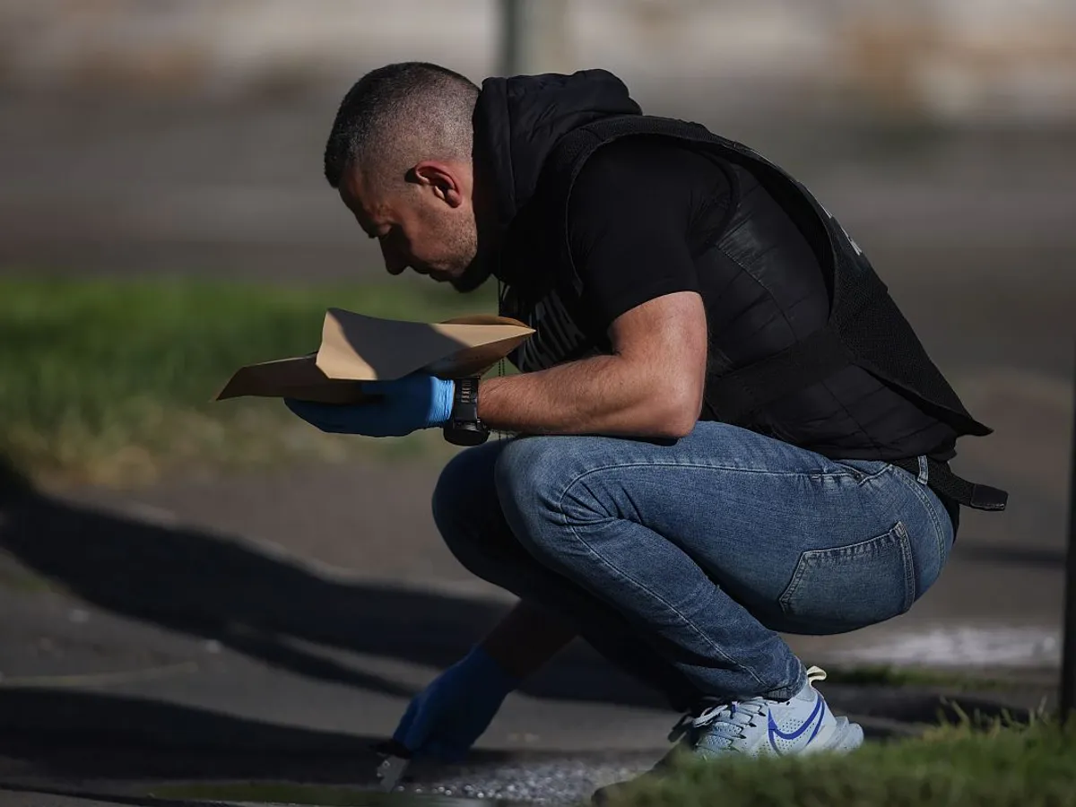 Anchetatorii adună probe, la Galaţi, după ce o dronă a lovit Blocul Stirex, din Centru - Foto: INQUAM PHOTOS/George Călin