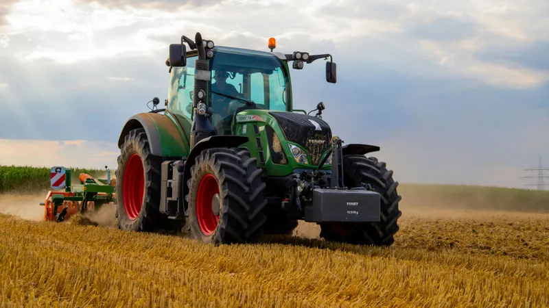 Tractor pe un câmp cu grâu - Foto: Arhivă