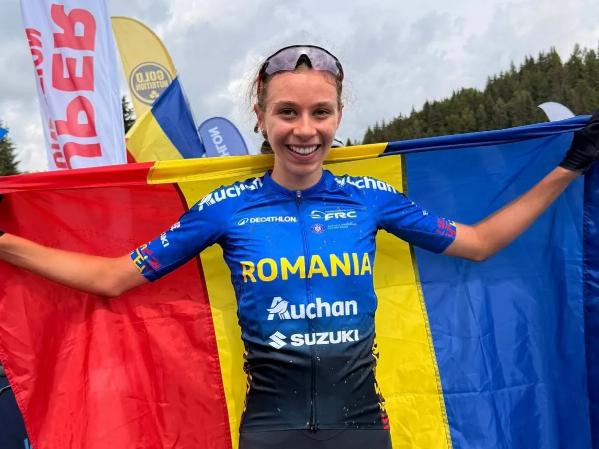 O ciclistă româncă, pe podiumul Campionatelor Europene de mountain bike. A câștigat medalia de bronz