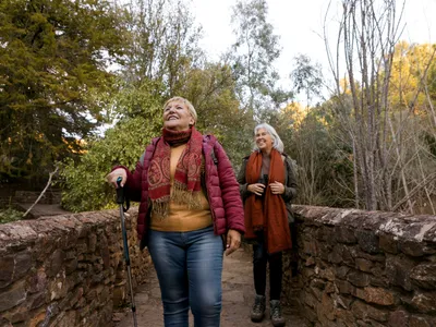 Casa de Pensie anunț pentru pensionarii care iau vineri bani pe card. Mergeți la bancomat la prânz! Foto: Freepik (fotografie cu caracter ilustrativ)