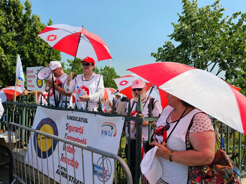 Proteste masive în ziua în care guvernul își asumă creșterea taxelor. Bugetarii, pe străzi - Foto: Sanitas