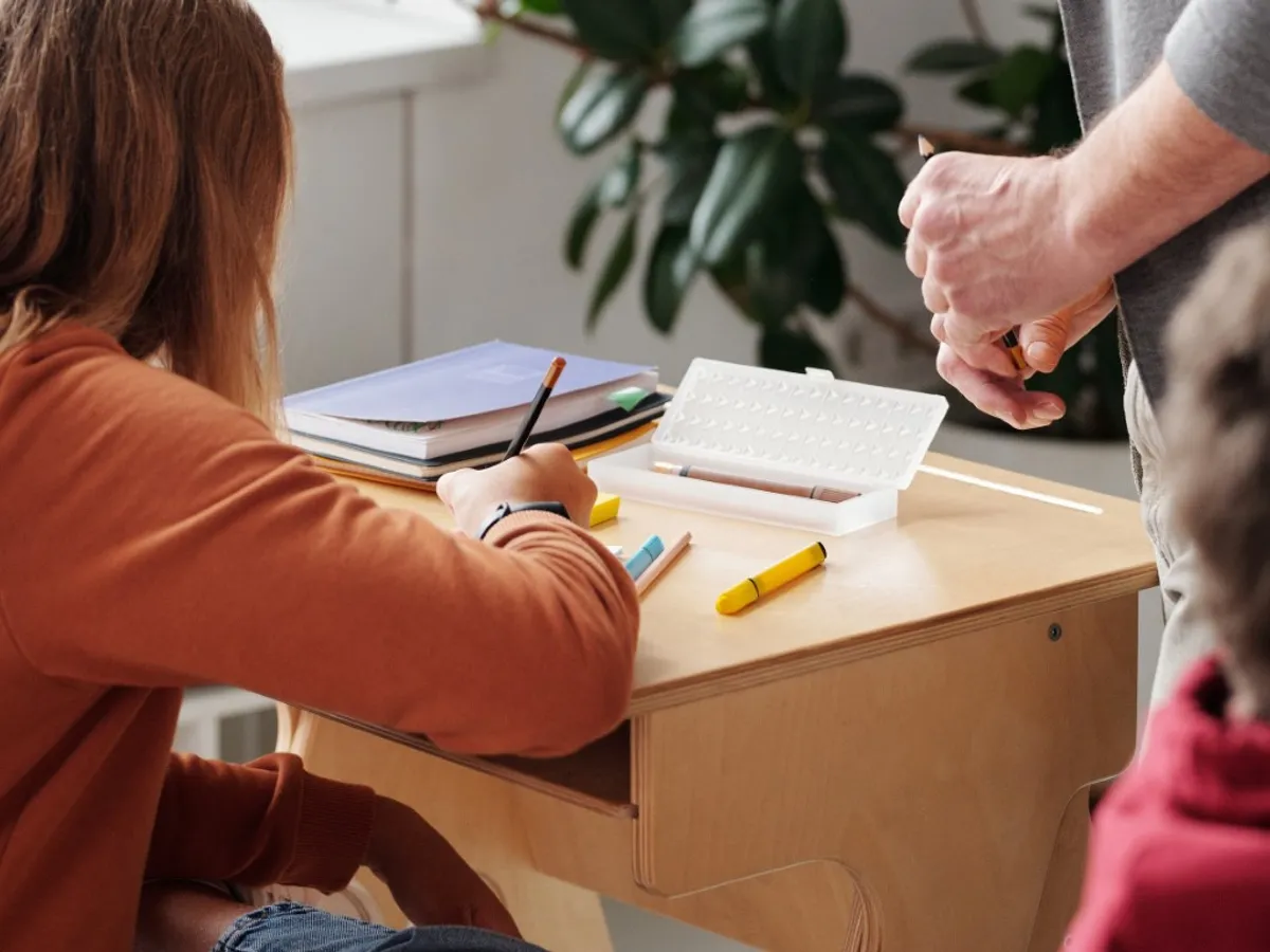 Destăinuirea online a unei eleve, i-a adus 7 ani de pușcărie unui profesor. Individul este căutat - Foto: Arhivă / imagine cu caracter ilustrativ