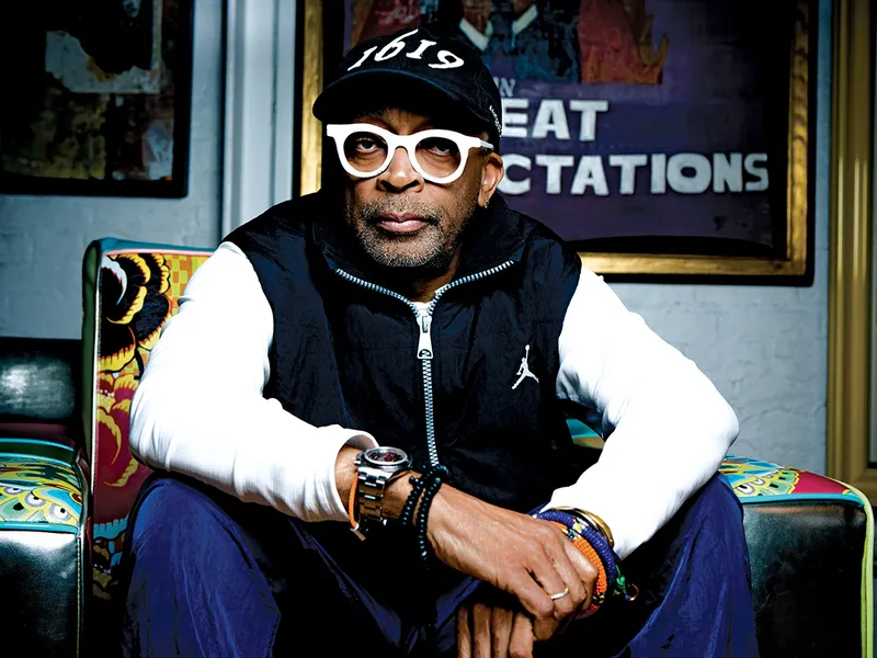 UN FILM CU SPIKE LEE Lee, cu șapca sa 1619, reflectează asupra moștenirii lui Malcolm X, la 100 de ani de la nașterea sa, în biroul „40 Acres and a Mule“ al regizorului din Brooklyn