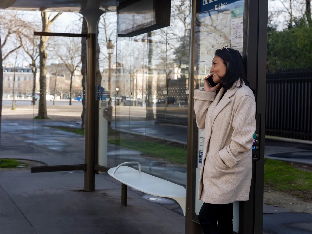 Femeie în stația de autobuz - Foto: Magnific (Imagine cu rol ilustrativ)