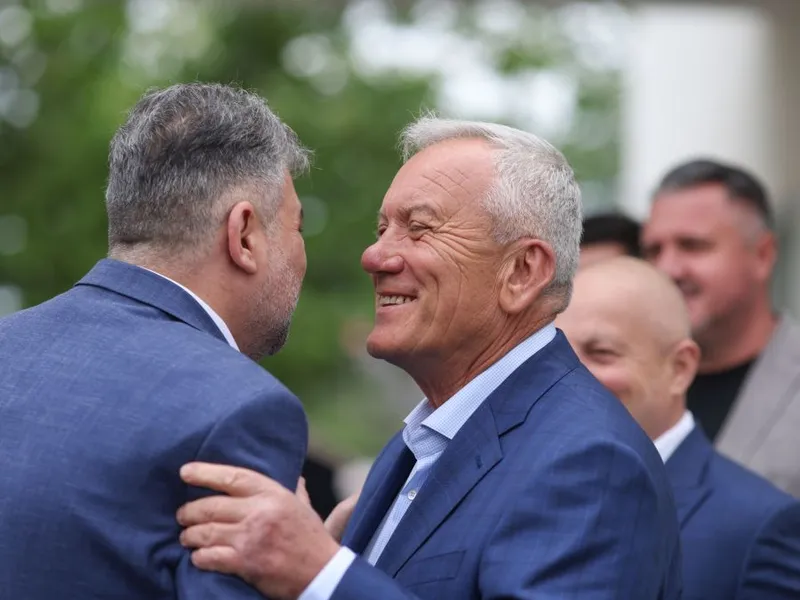 Constantin Toma, primarul Buzăului, în timpul vizitei premeirului Ciolacu în localitate - Foto: INQUAM PHOTOS/George Călin