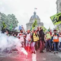 Feroviari demonstrând pentru pachetele de pensie înainte de termen, grevă pe care Macron a sfidat-o cu succes.  Foto Getty Images