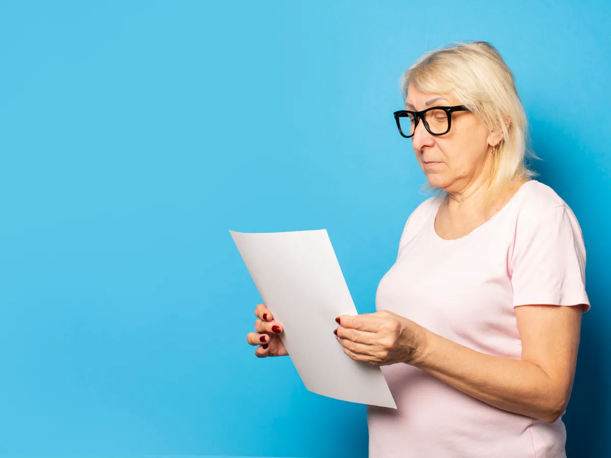 Pensionara care citește Foto: Freepik (rol ilustrativ)