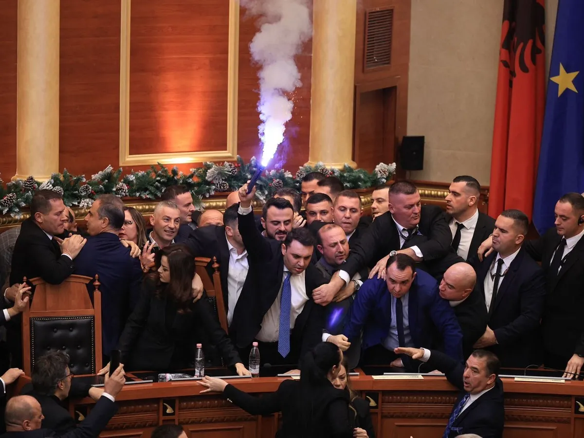 VIDEO Haos și violențe, în Parlamentul Albaniei, după ce viceprim-ministrul Balluku a fost acuzat de corupție