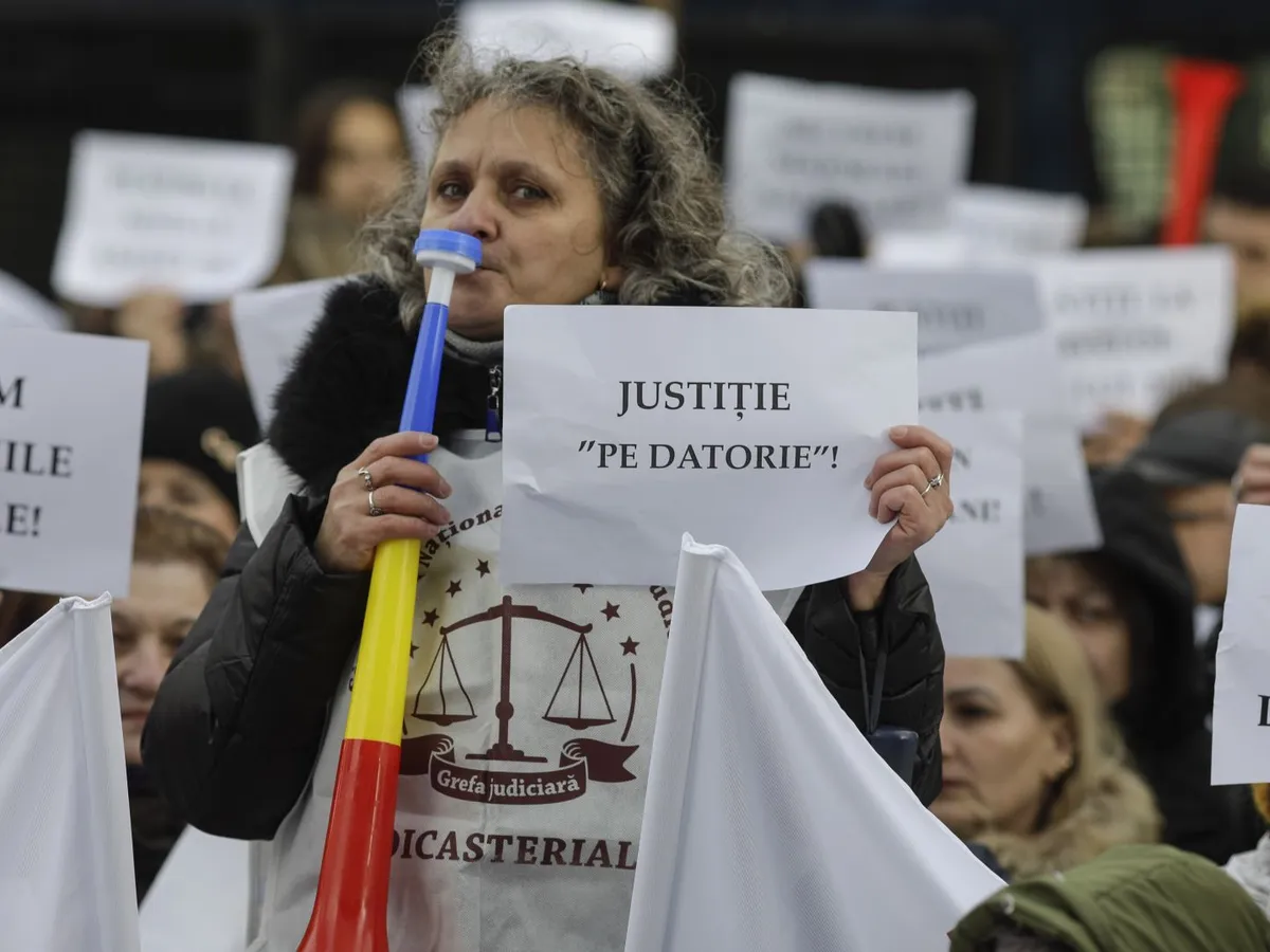 Angajații din Justiție ies în stradă și opresc activitatea: „Urmează încă cinci ani de îngheț salarial”