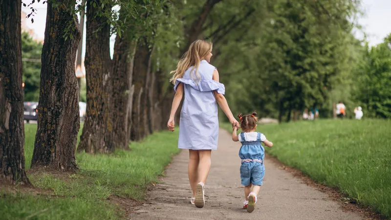 Familie în parc - Foto: Freepik