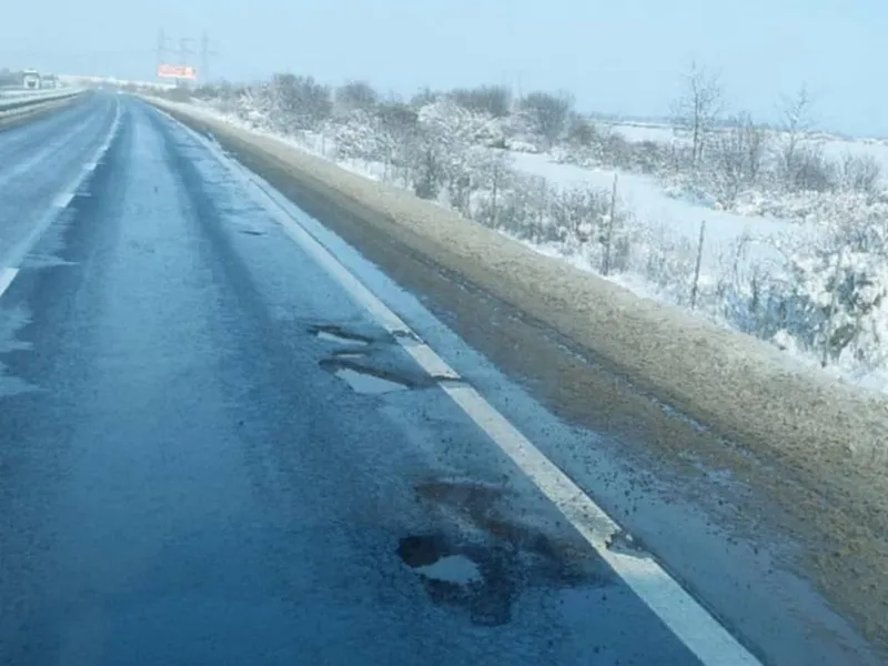 Autostrăzile și șoselele din România, „bombardate” de ger. Șoferii își distrug mașinile - Foto: Facebook / România Fără Gropi