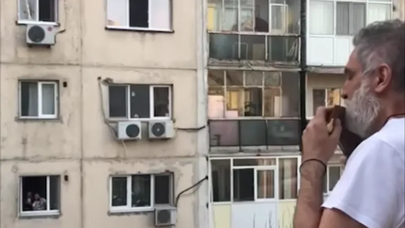 Damian Drăghici cântă în balcon pentru vecini/FOTO: facebook.com