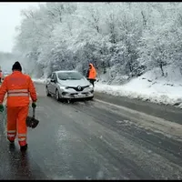 Drumarii, luați iar prin surprindere de iarnă. / Foto: captură video