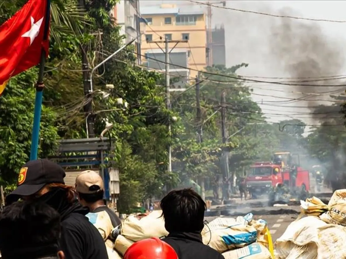 Armata din Myanmar a tras cu aruncătoare de grenade în protestatari. / Foto: aa.com.tr