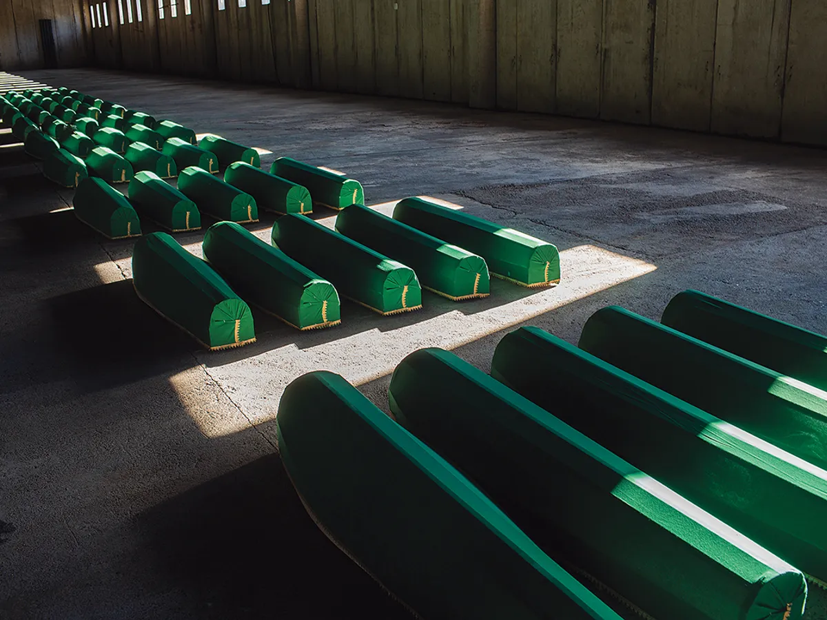 Sicriele care conțin rămășițele a 50 de victime ucise în 1995, în genocidul de la Srebrenica, și care au fost recent identificate, în Potocari