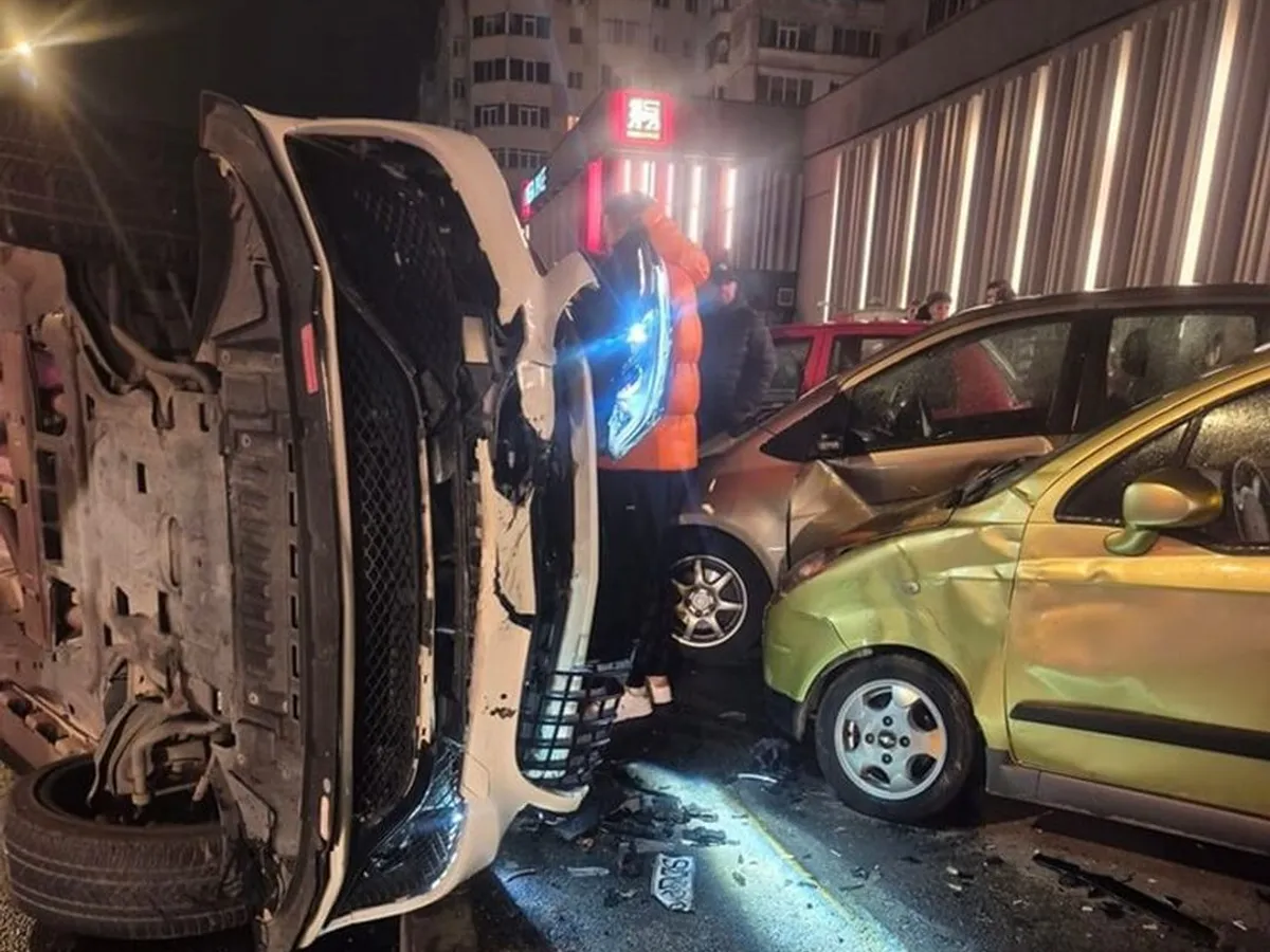 6 mașini, făcute praf dintr-o lovitură pe un bulevard din Ploiești - Foto: telegrama.ro