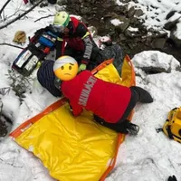 Accident cumplit în Azuga. Om rănit grav, a sărit cu snowmobilul în albia pârâului. În ce stare este: FOTO - Salvamont Prahova(imagin cu rol ilustrativ)