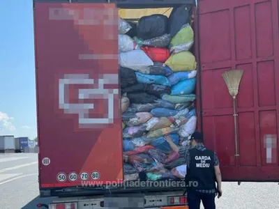 Opt TIR-uri încărcate cu 130 de tone de deșeuri fără acte, oprite și întoarse din drum la Nădlac II/FOTO: facebook.com/politiadefrontiera