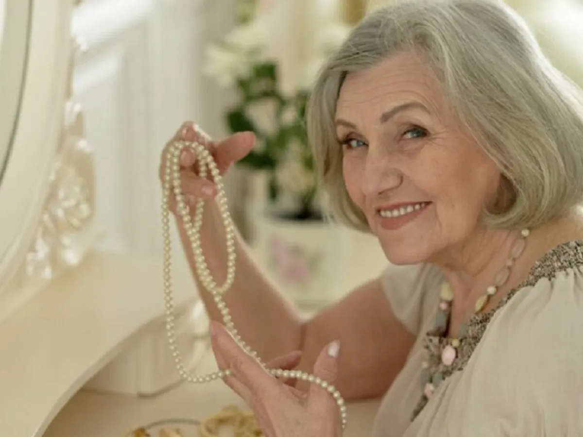 Femeie în vârstă cu bijuterii - Foto: Freepik (rol ilustrativ)