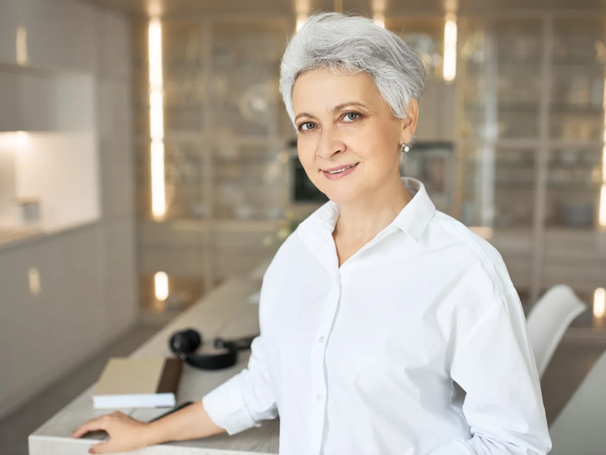 Motivul pentru care trebuie să aplici oțet de mere pe părul cărunt. Cât de des poți să faci asta?