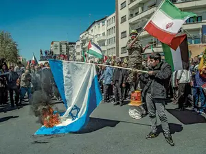 RIVALITATE INFLAMATĂ Un iranian arde un steag israelian pe 5 aprilie, după lovitura de la Damasc, pe care Teheranul a pus-o pe seama Israelului