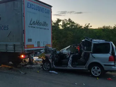 Un TIR a acroșat o căruță pe DN 24 A, o mașină a intrat sub TIR, 2 copii și un adult au murit. / Foto: ISU Vaslui