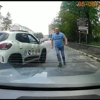 Un „bombardier” cu mașină electrică Dacia Spring a scos ranga la un șofer care l-a claxonat. - Foto: captură video