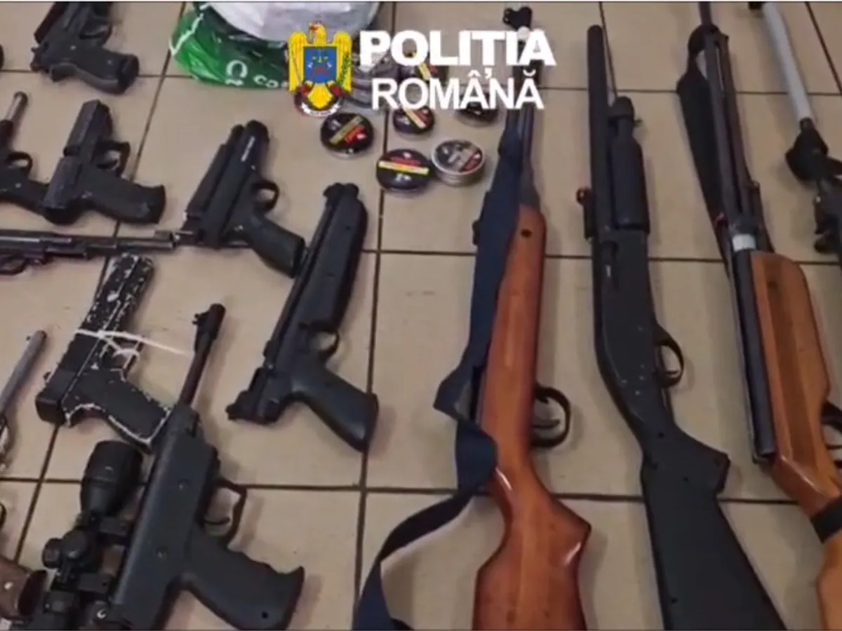 Arme ilegale confiscate de polițiști - Foto: captură video IGPR